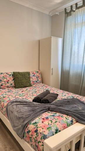 Studio flat in acton (016)